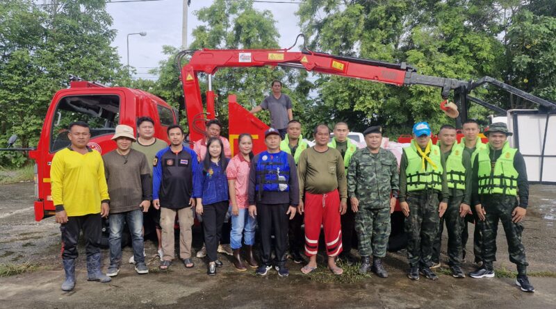 งานป้องกันและบรรเทาสาธารณภัย สำนักปลัด มอบถุงทรายวางกั้นน้ำทางเข้าบ้าน เพื่อความช่วยเหลือประชาชนด้านอุทกภัย