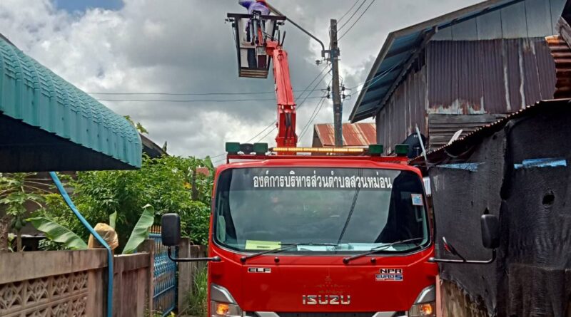 งานสาธารณูปโภค กองช่าง องค์การบริหารส่วนตำบลสวนหม่อน นำรถกระเช้าออกปฏิบัติงาน ซ่อมและเปลี่ยนหลอดไฟฟ้าส่องสว่างสาธารณะ หมู่ที่ 5 จำนวน 4 จุด และหมู่ที่ 4 จำนวน 1 จุด