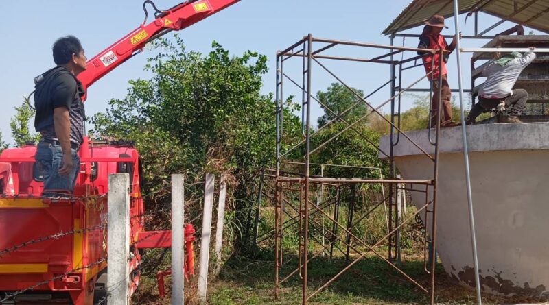 งานสาธารณูปโภค กองช่าง องค์การบริหารส่วนตำบล              สวนหม่อน ได้ออกปฏิบัติงานช่วยเหลือยกหลังคาคลุมแท่งน้ำประปาหมู่บ้านโนนเขวา หมู่ที่6