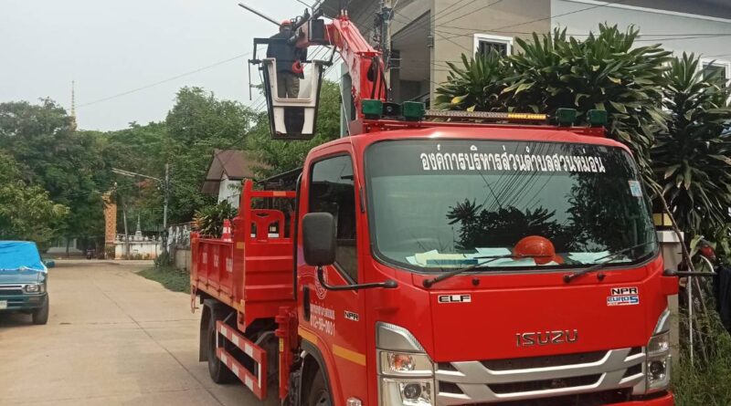 งานสาธารณณูปโภค กองช่าง องค์การบริหารส่วนตำบลสวนหม่อน ได้ออกปฏิบัติหน้าที่นำรถกระเช้าบริการซ่อมและเปลี่ยนหลอดไฟฟ้าส่องสว่างสาธารณะ หมู่ที่ 3 จำนวน 6 จุด หมู่ที่ 14 จำนวน 2 บ้านกอก ตำบลสวนหม่อน