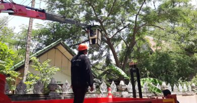 งานสาธารณูปโภคกองช่างได้นำรถกระเช้าแก้ไขปัญหาตัดกิ่งไม้ปกคลุมสายไฟฟ้า ทำให้สายไฟขาดภายในวัดศรีสุมังค์ บ้านกอก หมู่ที่3