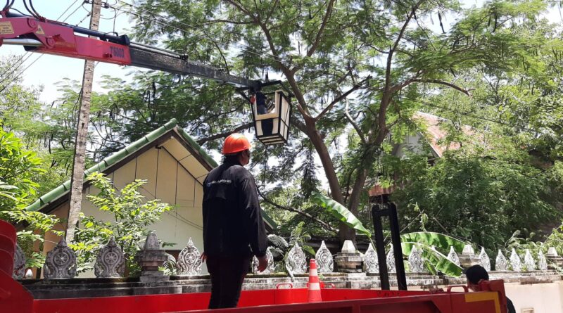 งานสาธารณูปโภคกองช่างได้นำรถกระเช้าแก้ไขปัญหาตัดกิ่งไม้ปกคลุมสายไฟฟ้า ทำให้สายไฟขาดภายในวัดศรีสุมังค์ บ้านกอก หมู่ที่3