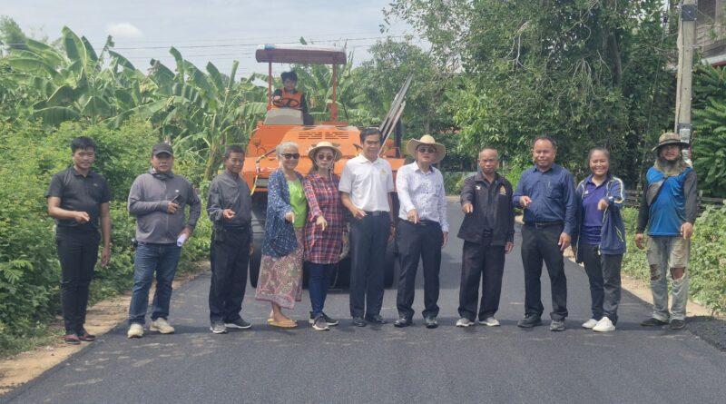 ลงพื้นที่ดูงาน เทพื้นถนนแอสฟัทส์ติก บ้านสวนหม่อน หมู่ที่ 11 ตำบลสวนหม่อน อำเภอมัญจาคีรี จังหวัดขอนแก่น