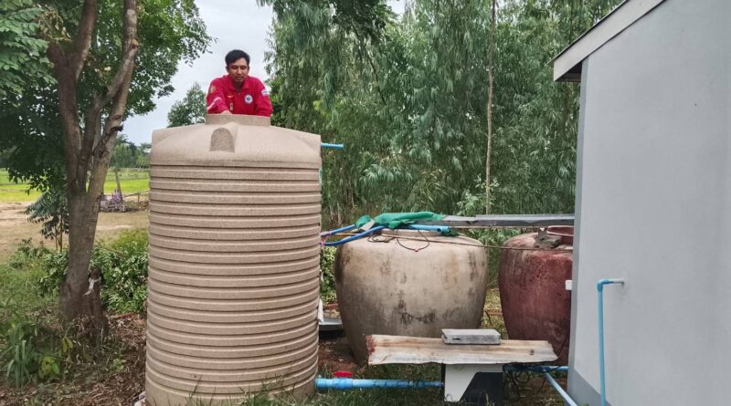 งานป้องกันและบรรเทาสาธารภัย สำนักปลัด องค์การบริหารส่วนตำบลสวนหม่อน เนื่องจากมีราษฎรมาเขียนคำร้องขอน้ำอุปโภคบริโภค จึงได้นำรถน้ำออกจ่ายน้ำ
